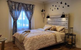 Adorable Modern Guesthouse With Full Kitchen